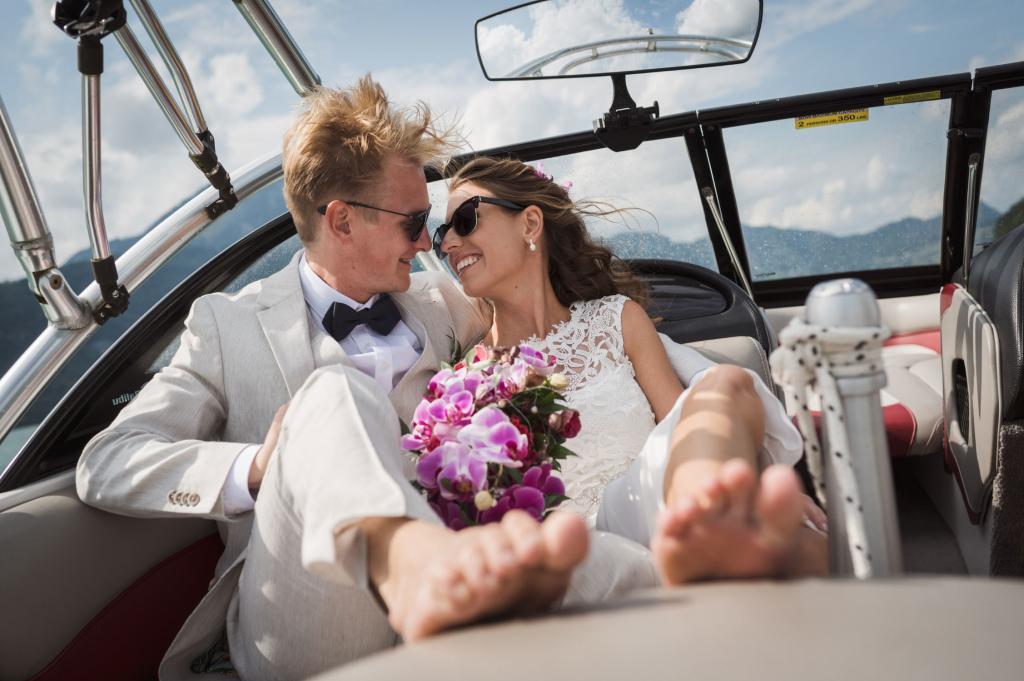 Hochzeit Karin und Dominik Paarfotos am Speedboot im Wolfgangsee