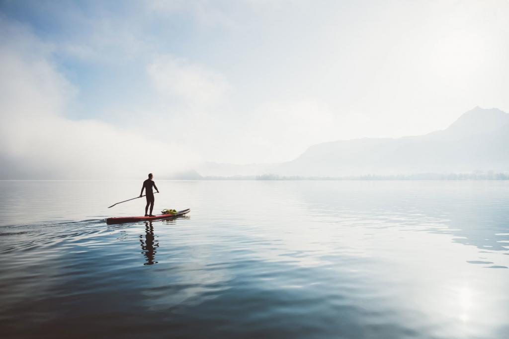 Stand Up Paddeln früh morgens am Wolfgangsee