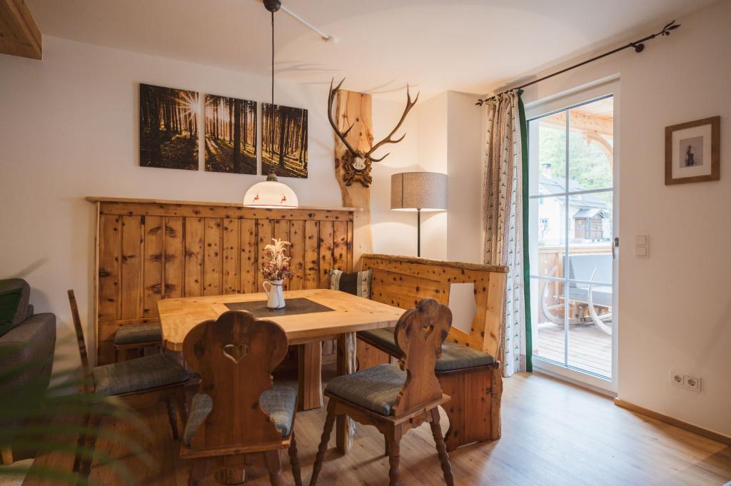 Fotos Innenarchitektur am Beispiel einer Ferienwohnung. Auch das Wandbild passend zur Einrichtung, von Klaus Krumboeck Fotografie.