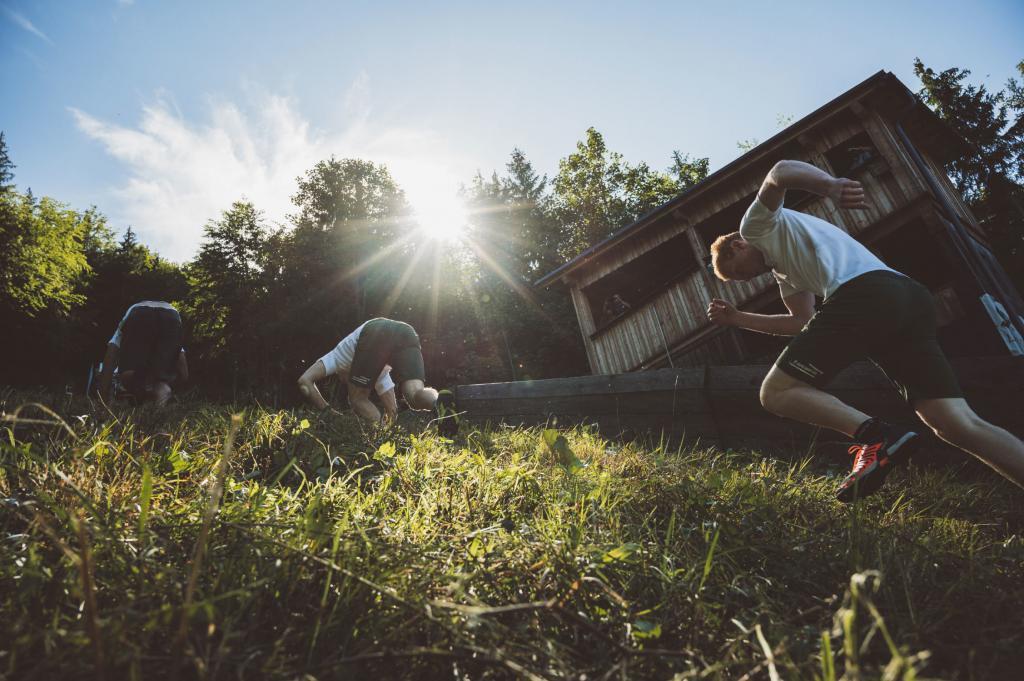 Die XtremeTour020 am Auslauf der Ski-Sprungschanze