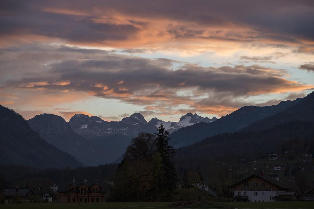 Herbstliche Abendröte im Ausseerland. Im Hintergrund thront der Dachstein.