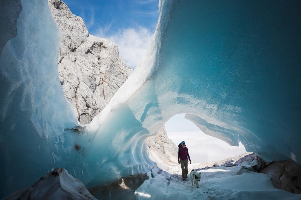 Hohlform im Eis des Großen Gosaugletschers, es entsteht am Gletscherrand durch das Abschmelzen und der daraus resultierenden Schmelzwasser.