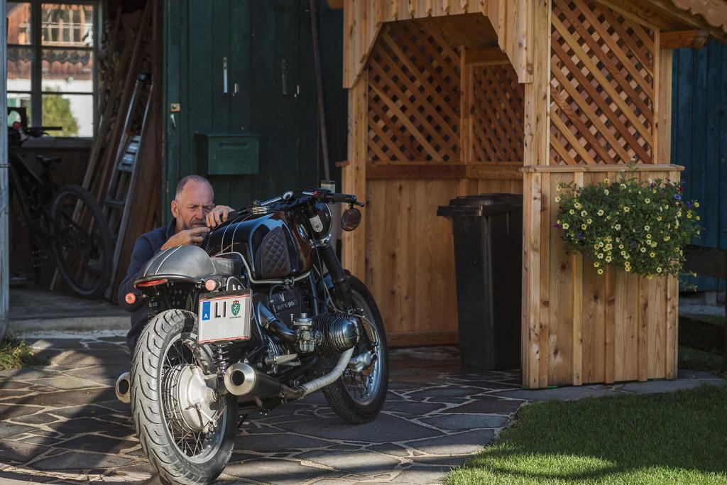 Da kommt Freude auf, der Oldtimer BMW R100/7 kurz vor der Ausfahrt