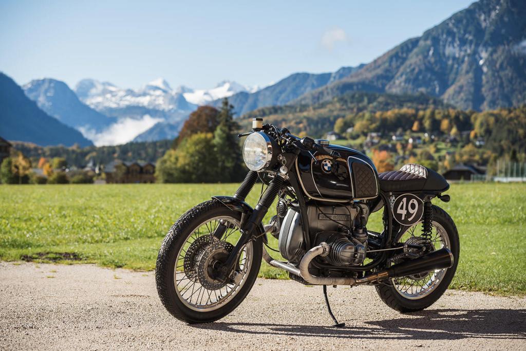 Frontansicht der alten BMW, im Hintergrund der Dachstein