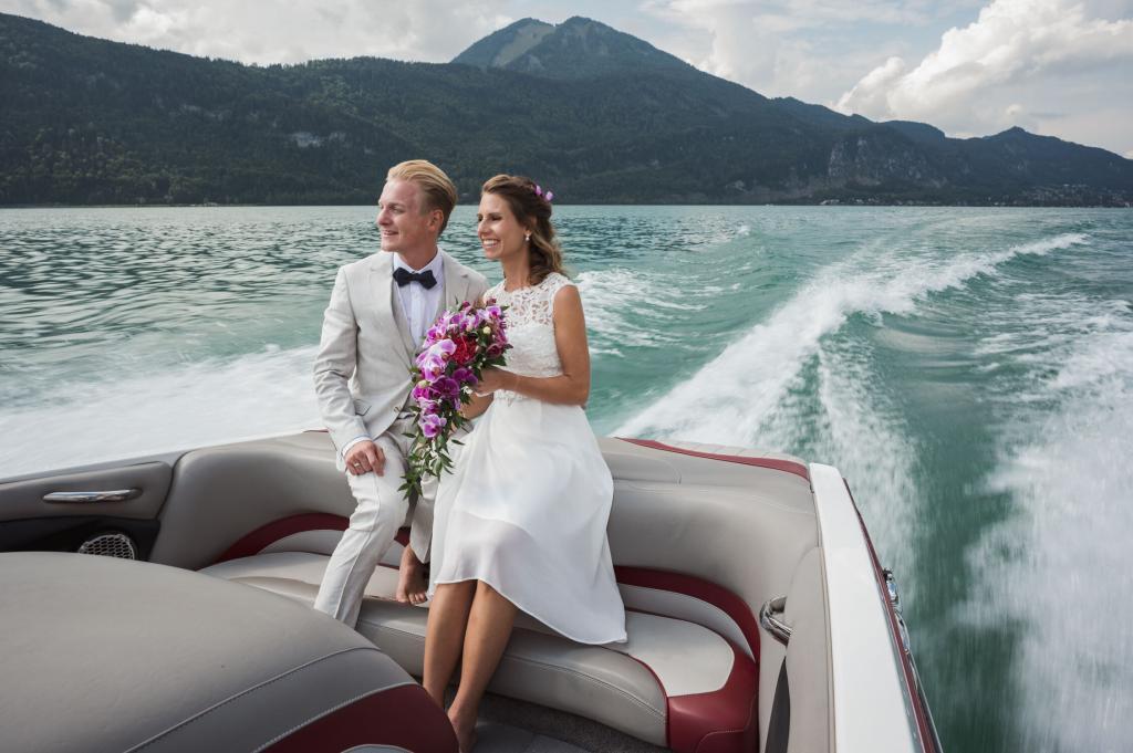 Hochzeit Karin und Dominik Paarfotos am Speedboot im Wolfgangsee