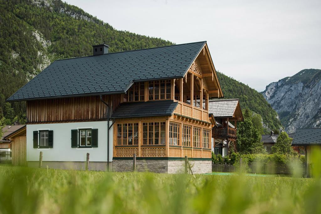 Wunderschöne neue Holzveranda leider noch bei trüben Himmel