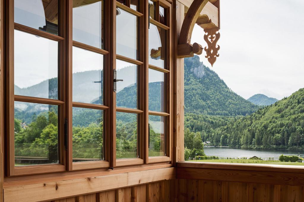 Blick von der Terrasse zum Altaussee bei trüben Himmel