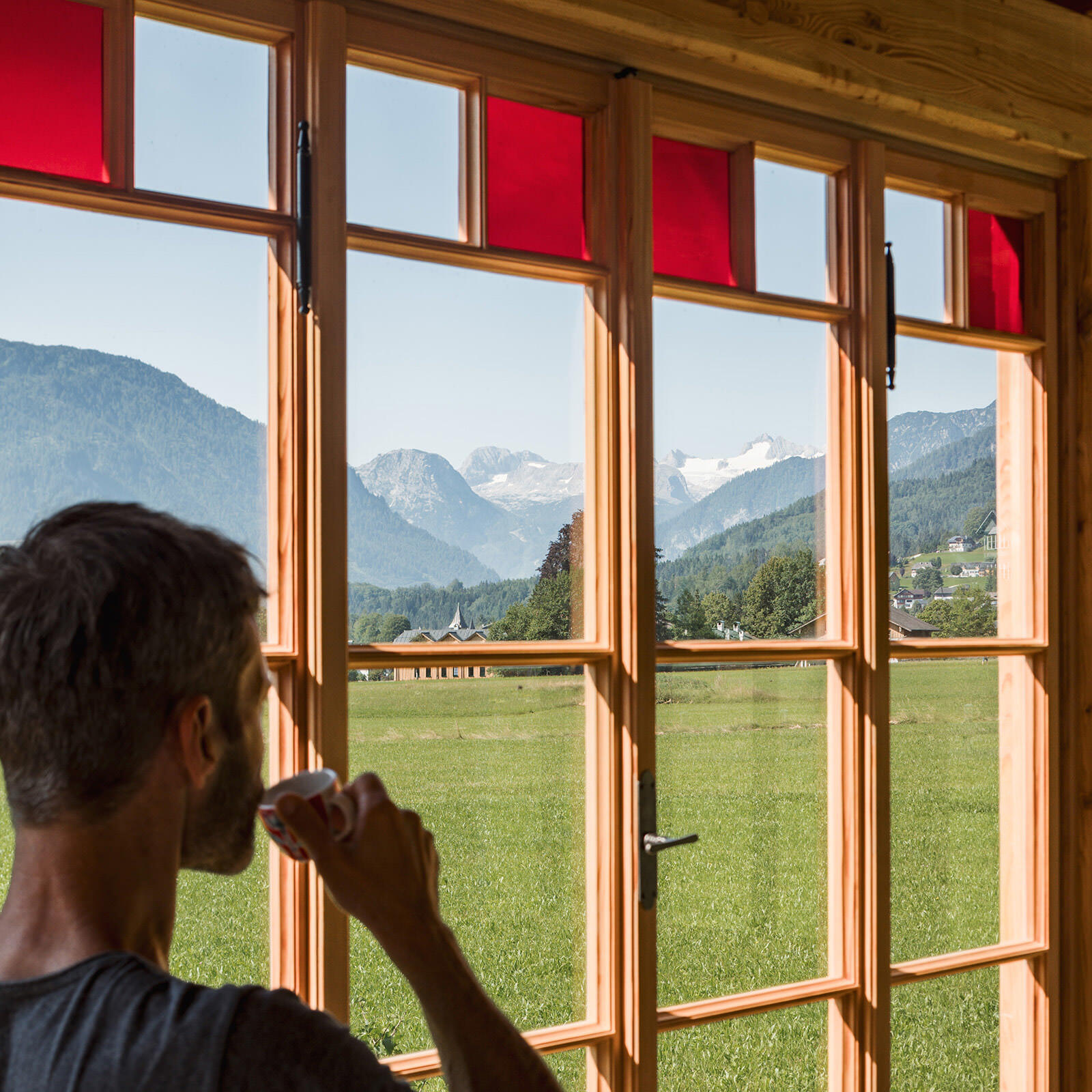 So versüßt man sich als Architekturfotograf das Warten auf den blauen Himmel, bei wahrlich bester Aussicht auf den Dachstein mit bestem Kaffee