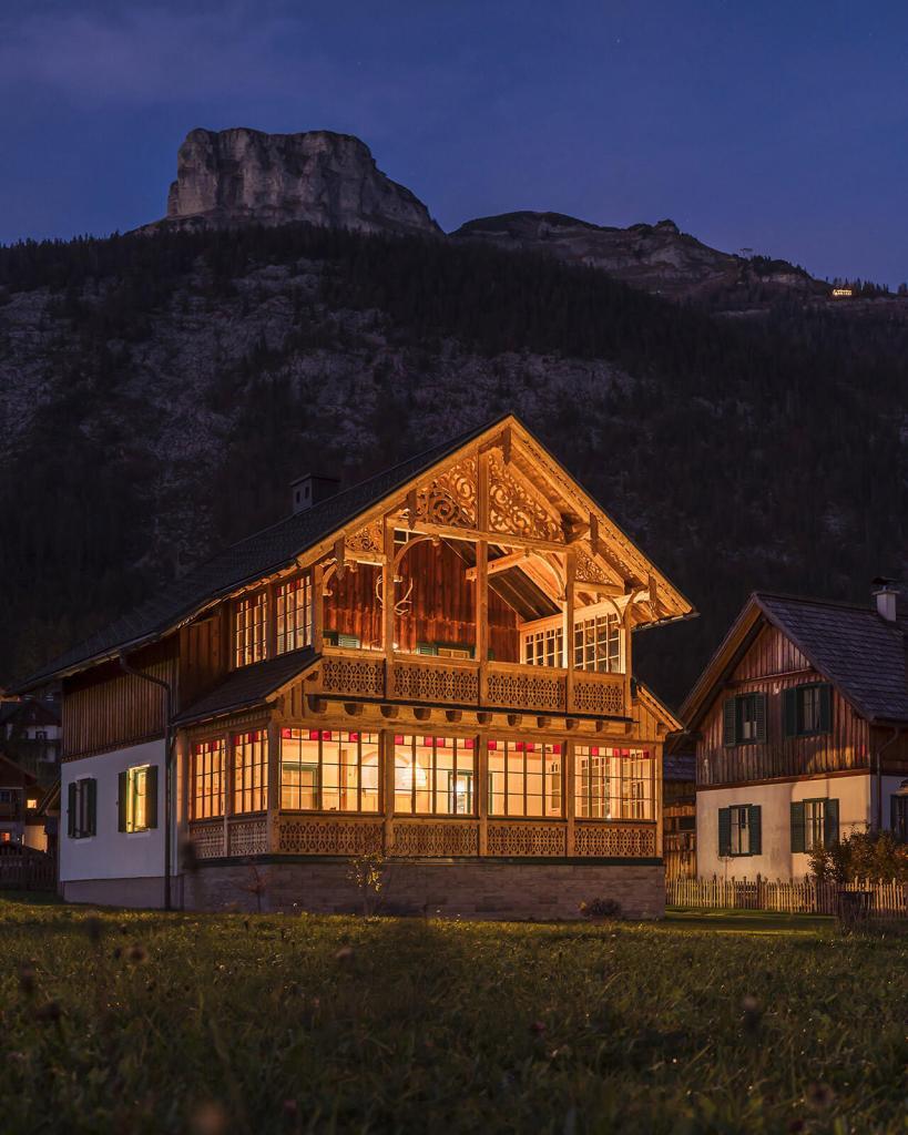 Die neue Holzveranda von Tischlerei Gassner zur blauen Stunde, im Hintergrund der Loser Berg und ein paar erste Sterne