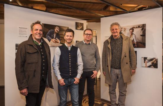 Foto von der Vernissage Abenteuer Handwerk. vlnr. Leopold Schilcher Bürgermeister Bad Goisern, Klaus Krumböck, Rudi Kain, Georg Hrovat, Obmann Handwerkhaus
