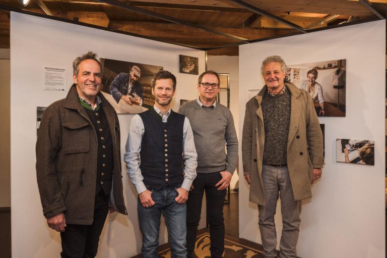 Foto von der Vernissage Abenteuer Handwerk. vlnr. Leopold Schilcher Bürgermeister Bad Goisern, Klaus Krumböck, Rudi Kain, Georg Hrovat, Obmann Handwerkhaus