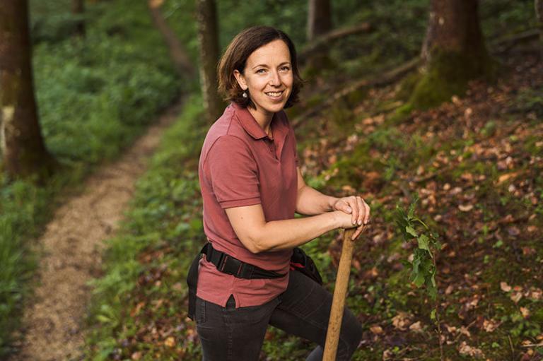 Maria nach dem Pflanzen eines Baumes