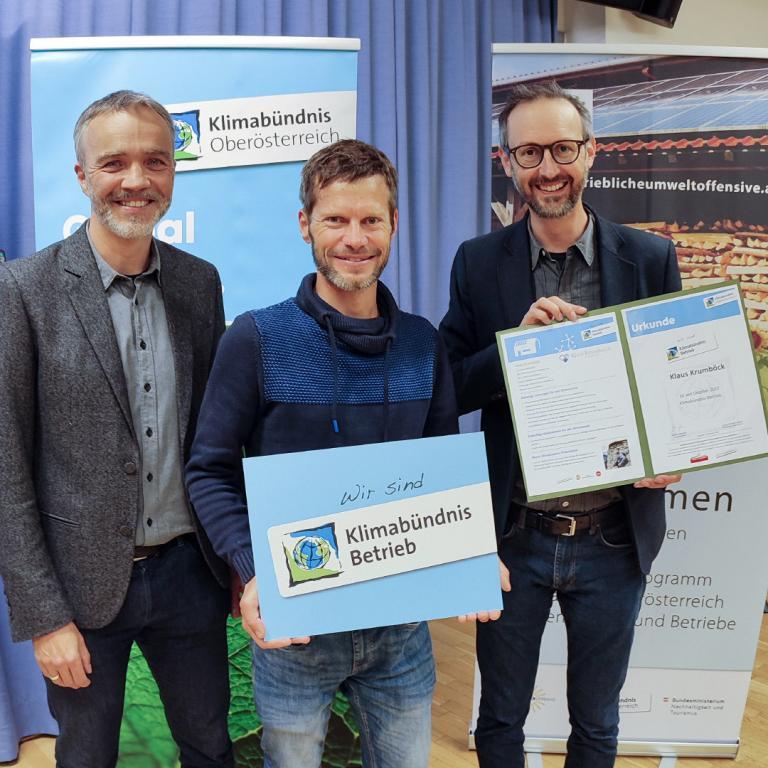Klaus Krumboeck Fotografie ist neuer Klimabündnis Betrieb. Foto: Klimabündnis Oberösterreich, v.l.n.r. Ing. Ronald Wipplinger, Klaus Krumböck, Klimabündnis Geschäftsführer Norbert Rainer
