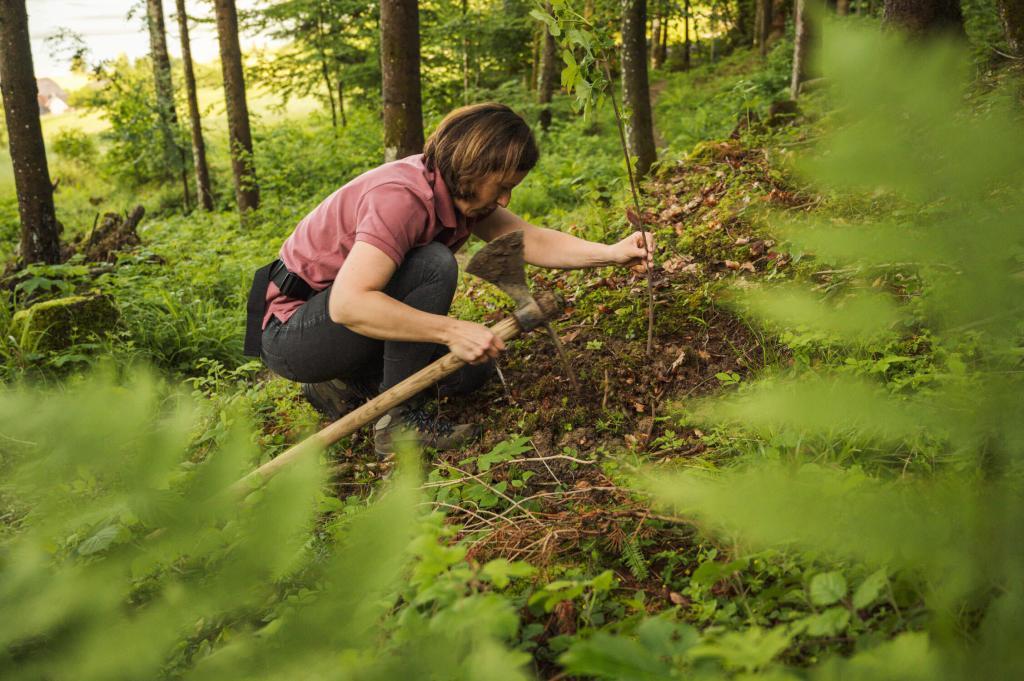 Maria nach dem Pflanzen eines Baumes - Baumpatenschaft Wolfgangsee