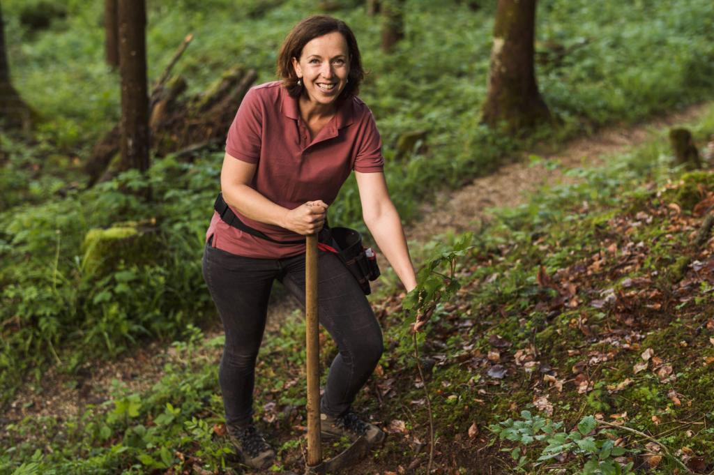Maria nach dem Pflanzen eines Baumes - Baumpatenschaft Wolfgangsee