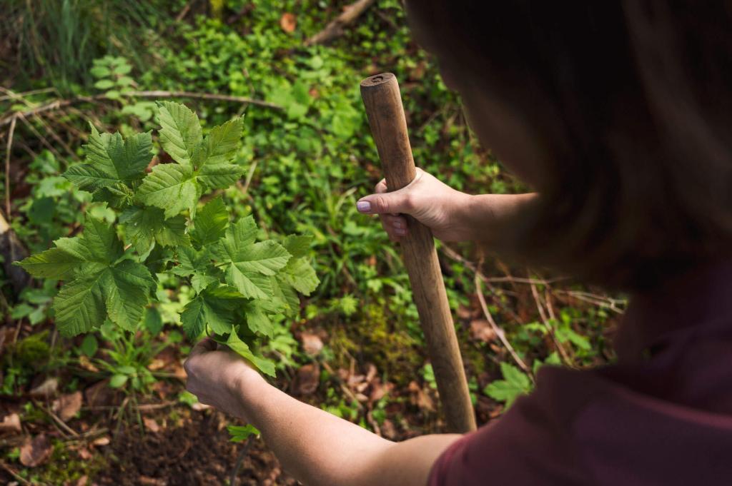 Maria nach dem Pflanzen eines Baumes - Baumpatenschaft Wolfgangsee