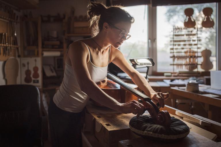 Mizzi von Mizzotti Geigenbau beim Stimmen eines Cellos