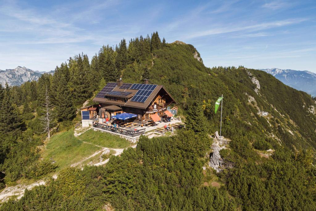 Drohnenaufnahme der Goisererhütte im Sommer 2023