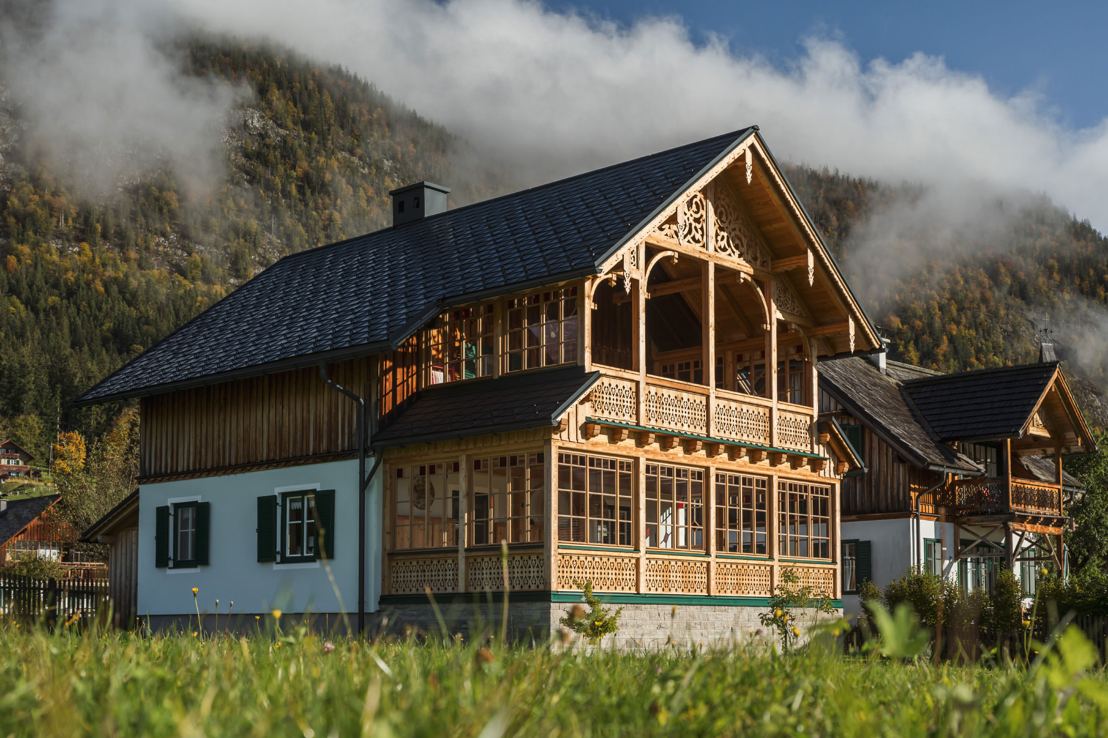 Die neue Holzveranda von Tischlerei Gassner bei herbstlichem Frühnebel.