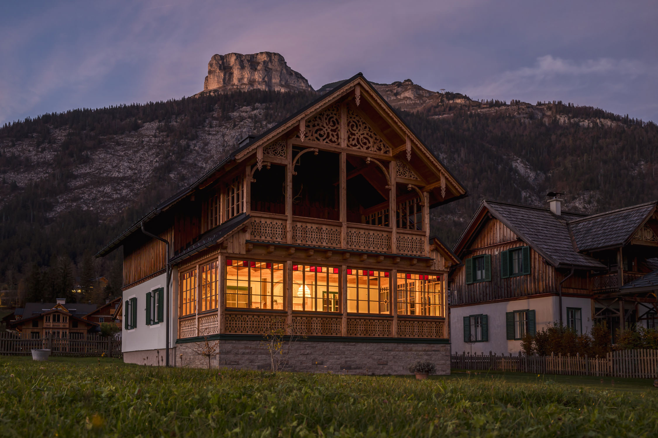 Architekturfotografie zur goldenen Stunde, die neue Holzveranda von Tischlerei Gassner, im Hintergrund der Berg Loser im Ausserland