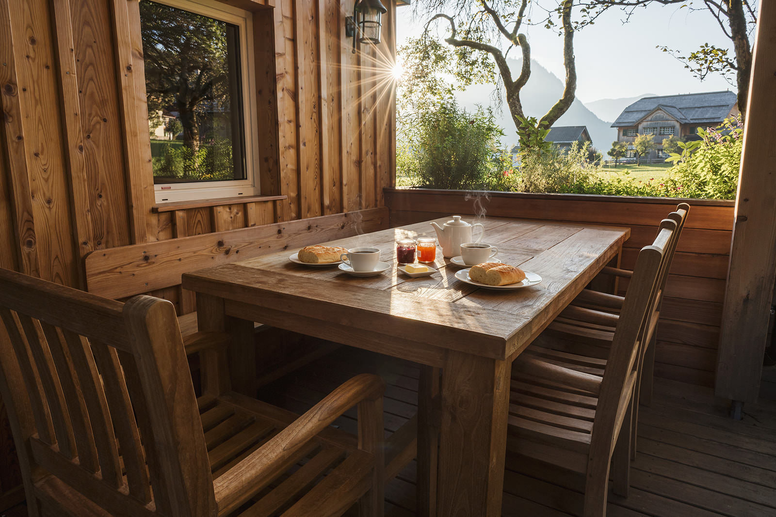Ein Frühstückservice auf der Terrasse eines Ferienhaus