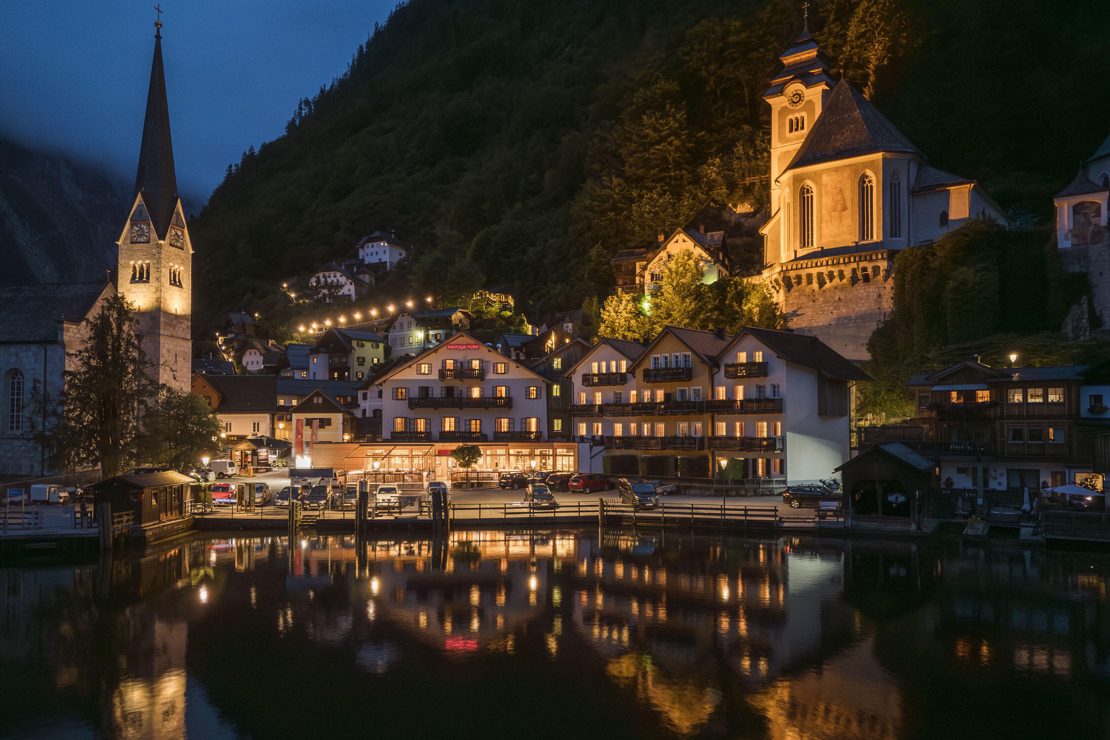 Hotelfotografie zur blauen Stunde beim Heritage Hotel Hallstatt, eingebettet im Zentrum Hallstatts, zwischen evangelischer und katholischer Kirche.