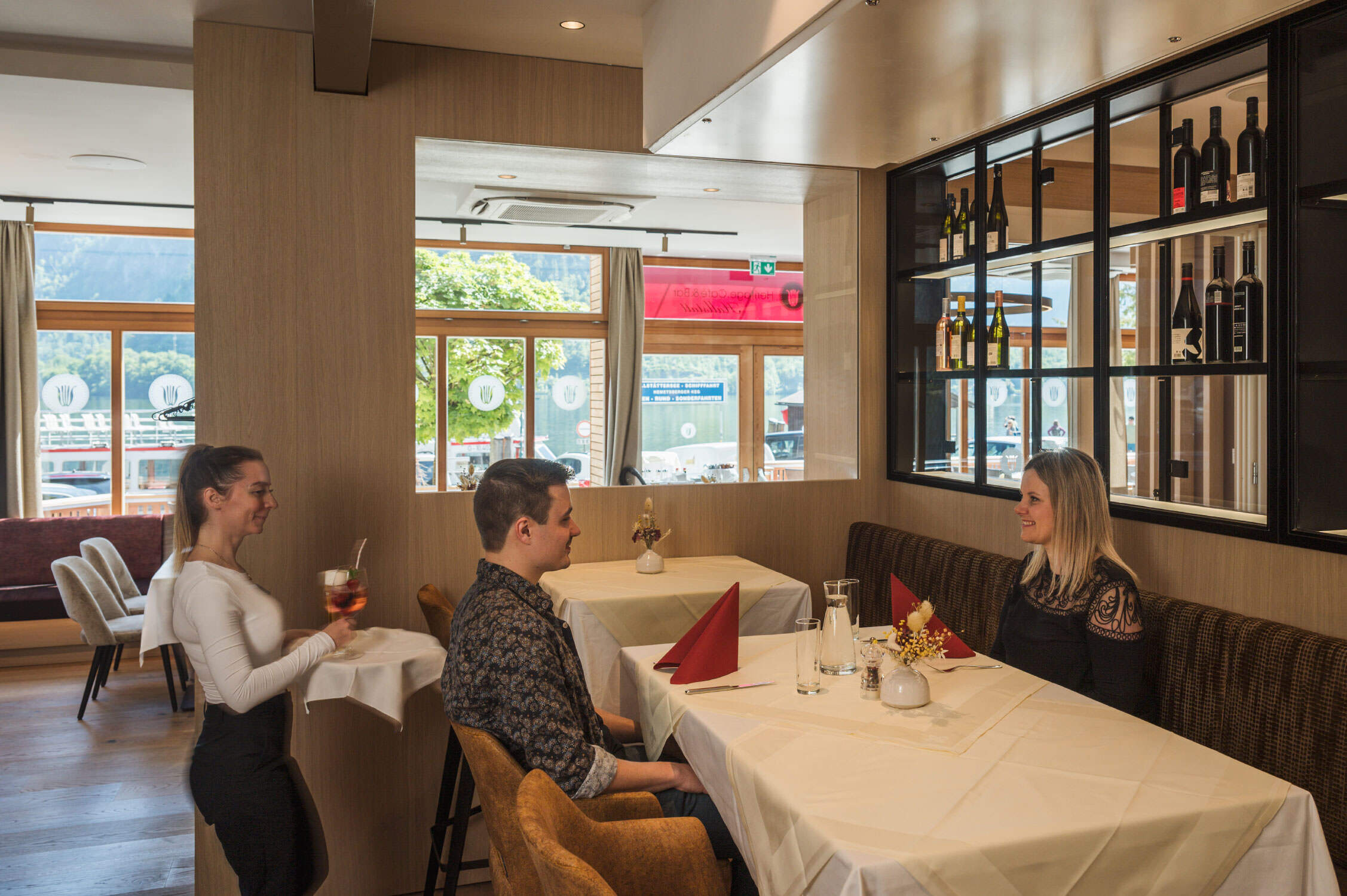 Im Restaurant werden gerade die Getränke serviert.