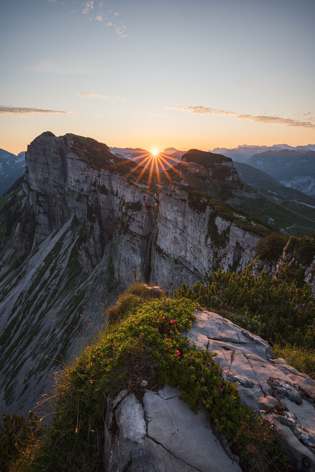 Sonnenaufgang über majestätischen Bergen